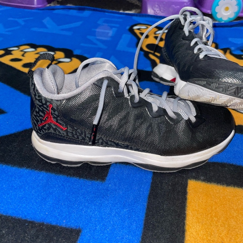 Boys Jordan basketball shoes - Picture 2 of 5